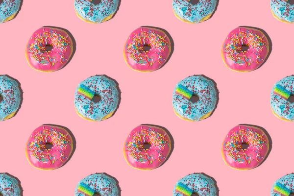 Wiederholtes Muster Aus Rosa Und Blauen Donuts Auf Rosa Hintergrund — Stockfoto