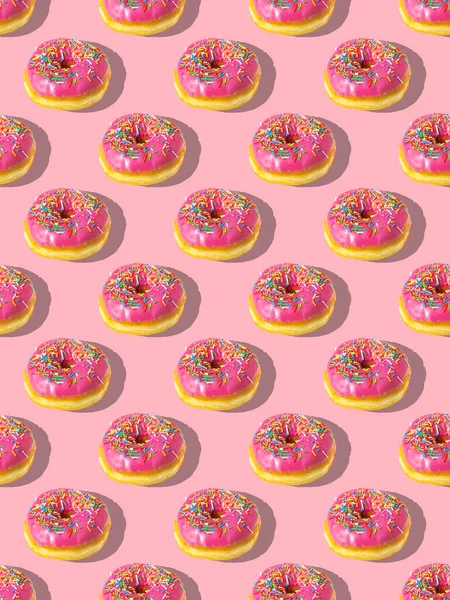 분홍색 배경에 도넛의 반복적 있습니다 나막신 — 스톡 사진
