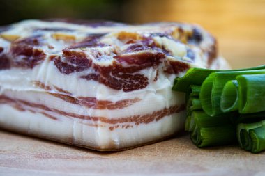 Çiğ et ve domuz eti. Mutfak, kırsal gastronomi ve yemek pişirme. Yemek fotoğrafçılığı.