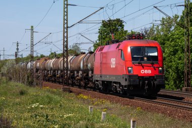 Budapeşte, Macaristan - 9 Mayıs 2021: Uluslararası tren ulaşımı. Tren istasyonunda yük vagonu var. Küresel ulaşım ve nakliye.