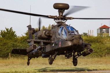 Kaposujlak, Macaristan - 5 Haziran 2021: ABD Ordusu Boeing AH-64 Apaçi askeri helikopteri hava üssünde. Havacılık ve rotorcraft. Nakliye ve hava taşımacılığı. Uç ve uç.