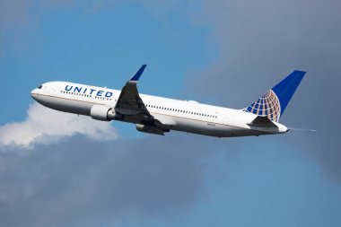 Münih, Almanya - 3 Eylül 2019: United Airlines yolcu uçağı havaalanında. Uçuş planını ayarlayın. Havacılık ve uçak. Hava ulaşımı. Küresel uluslararası ulaşım. Uç ve uç.