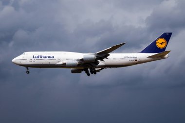 Frankfurt, Almanya - 28 Haziran 2017: Lufthansa yolcu uçağı havaalanında. Uçuş planını ayarlayın. Havacılık ve uçak. Hava ulaşımı. Küresel uluslararası ulaşım. Uç ve uç.