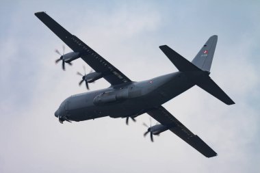 Volkel, Hollanda - 14 Haziran 2013: Hava üssünde askeri nakliye uçağı. Hava Kuvvetleri uçuş operasyonu. Havacılık ve uçak. Hava savunması. Askeri endüstri. Uç ve uç.
