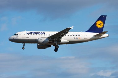 Frankfurt, Almanya - 12 Ağustos 2014: Lufthansa yolcu uçağı havaalanında. Uçuş planını ayarlayın. Havacılık ve uçak. Hava ulaşımı. Küresel uluslararası ulaşım. Uç ve uç.