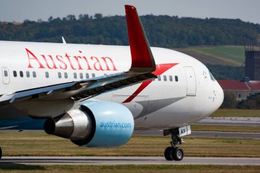 Viyana, Avusturya - 24 Eylül 2011: Avusturya Havaalanı yolcu uçağı. Uçuş planını ayarlayın. Havacılık ve uçak. Hava ulaşımı. Küresel uluslararası ulaşım. Uç ve uç.