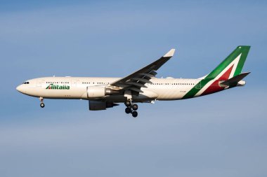 Milan, İtalya - 7 Nisan 2017: Alitalia yolcu uçağı havaalanında. Uçuş planını ayarlayın. Havacılık ve uçak. Hava ulaşımı. Küresel uluslararası ulaşım. Uç ve uç.