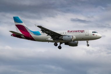 Hamburg, Almanya - 5 Temmuz 2017: Eurowings yolcu uçağı havaalanında. Uçuş planını ayarlayın. Havacılık ve uçak. Hava ulaşımı. Küresel uluslararası ulaşım. Uç ve uç.