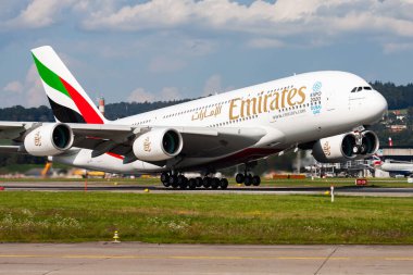 Zürih, İsviçre - 8 Eylül 2014: Emirates Havayolları yolcu uçağı havaalanında. Uçuş planını ayarlayın. Havacılık ve uçak. Hava ulaşımı. Küresel uluslararası ulaşım. Uç ve uç.