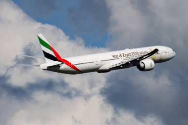 Budapeşte / Macaristan - 15 Mayıs 2018: Emirates Havayolları özel ahırı Boeing 777-300er A6-Epp yolcu uçağı Budapeşte Havalimanı 'ndan havalanıyor