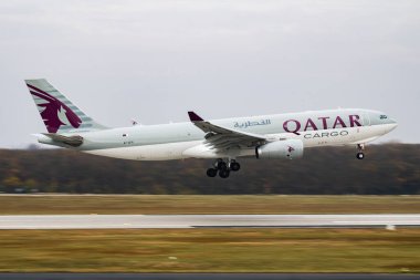 Budapeşte / Macaristan - 2 Kasım 2018: Katar Havayolları Kargo Airbus A330-200 A7-AFH yolcu uçağı Budapeşte Havalimanı 'na iniş ve iniş