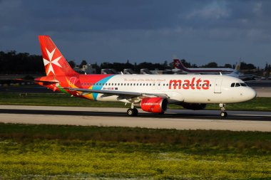 Luqa, Malta - 26 Kasım 2016: Air Malta yolcu uçağı havaalanında. Uçuş planını ayarlayın. Havacılık ve uçak. Hava ulaşımı. Küresel uluslararası ulaşım. Uç ve uç.