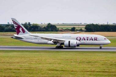 Viyana, Avusturya - 22 Temmuz 2016: Katar Havayolları yolcu uçağı havaalanında. Uçuş planını ayarlayın. Havacılık ve uçak. Hava ulaşımı. Küresel uluslararası ulaşım. Uç ve uç.