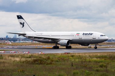 Frankfurt, Almanya - 18 Ağustos 2014: İran Havaalanı 'nda yolcu uçağı. Uçuş planını ayarlayın. Havacılık ve uçak. Hava ulaşımı. Küresel uluslararası ulaşım. Uç ve uç.