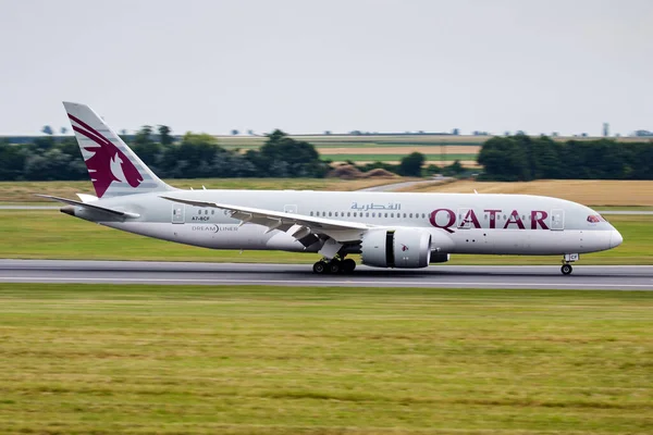 Viyana, Avusturya - 22 Temmuz 2016: Katar Havayolları yolcu uçağı havaalanında. Uçuş planını ayarlayın. Havacılık ve uçak. Hava ulaşımı. Küresel uluslararası ulaşım. Uç ve uç.