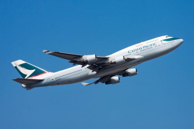 Hong Kong, Çin - 17 Kasım 2013: Cathay Pacific Airways yolcu uçağı havaalanında. Uçuş planını ayarlayın. Havacılık ve uçak. Hava ulaşımı. Küresel uluslararası ulaşım. Uç ve uç.