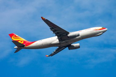 Hong Kong, Çin - 17 Kasım 2013: Hong Kong Havayolları kargo uçağı havaalanında. Hava nakliyesi ve nakliyesi. Havacılık ve uçak. Ulaşım endüstrisi. Küresel uluslararası ulaşım. Uç ve uç.