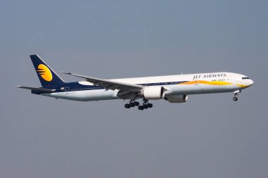 Hong Kong, Çin - 18 Kasım 2013: Jet Airways yolcu uçağı havaalanında. Uçuş planını ayarlayın. Havacılık ve uçak. Hava ulaşımı. Küresel uluslararası ulaşım. Uç ve uç.