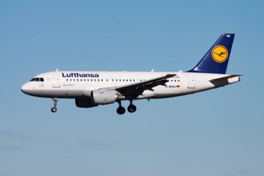 Münih, Almanya - 7 Şubat 2014: Lufthansa yolcu uçağı havaalanında. Uçuş planını ayarlayın. Havacılık ve uçak. Hava ulaşımı. Küresel uluslararası ulaşım. Uç ve uç.