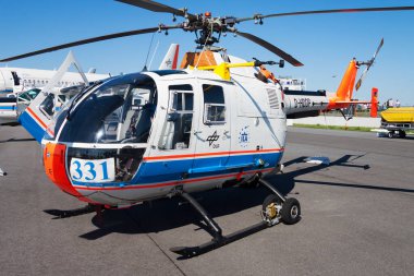 Berlin, Almanya - 25 Mayıs 2014: Havaalanı ve havaalanında ticari helikopter. Rotorcraft. Genel havacılık endüstrisi. Kamu hizmetleri taşımacılığı. Hava ulaşımı. Uç ve uç.