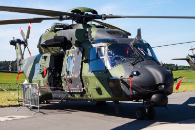 Berlin, Almanya - 25 Mayıs 2014: Hava üssünde askeri helikopter. Hava kuvvetleri uçuş ulaşımı. Havacılık ve rotorcraft. Nakliye ve hava taşımacılığı. Askeri endüstri. Uç ve uç.