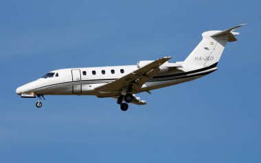Budapeşte, Macaristan - 21 Temmuz 2016: Havaalanında yolcu uçağı. Şirket seyahati. Havacılık ve uçak. Vip taşımacılığı. Şirket ve şirket taşımacılığı. Uç ve uç.