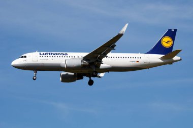 Budapeşte, Macaristan - 21 Temmuz 2016: Lufthansa yolcu uçağı havaalanında. Uçuş planını ayarlayın. Havacılık ve uçak. Hava ulaşımı. Küresel uluslararası ulaşım. Uç ve uç.
