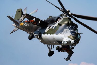 Sliac / Slovakya - 3 Ağustos 2019: Çek Hava Kuvvetleri Mil Mi-24v Hind 7360 saldırı helikopteri Siaf Slovak Uluslararası Hava Festivali 2019'da sergilendi