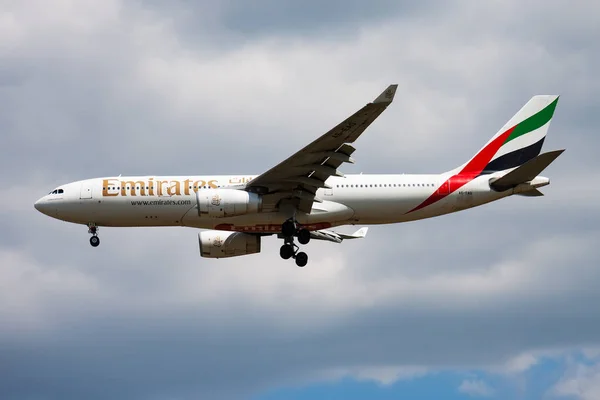 Budapest Hungary May 2015 Emirates Passenger Plane Airport Schedule Flight — 图库照片