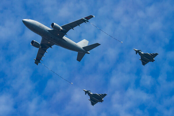 Пайерн, Швейцария - 7 сентября 2014 г.: Военный истребитель на авиабазе. Летная операция ВВС. Авиация и авиация. ПВО. Военная промышленность. Летать и летать.