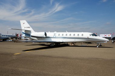 Marakeş, Fas - 30 Nisan 2016: Havaalanında yolcu uçağı. Şirket seyahati. Havacılık ve uçak. Vip taşımacılığı. Şirket ve şirket taşımacılığı. Uç ve uç.