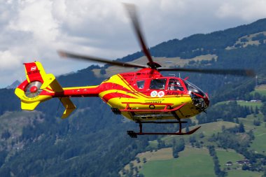 Zell am See, Avusturya - 17 Temmuz 2017: Havaalanı ve havaalanında tıbbi helikopter. Rotorcraft ve medikopter. Genel havacılık endüstrisi. Hava ambulansı taşımacılığı. Hava ulaşımı. Uç ve uç.