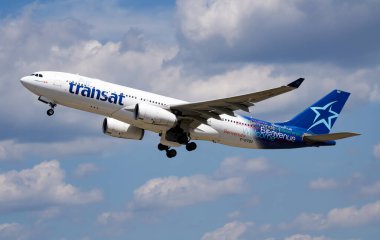 Budapeşte, Macaristan - 21 Temmuz 2016: Air Transat yolcu uçağı havaalanında. Uçuş planını ayarlayın. Havacılık ve uçak. Hava ulaşımı. Küresel uluslararası ulaşım. Uç ve uç.