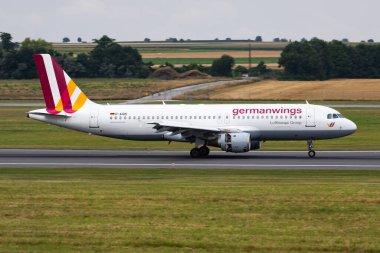 Viyana, Avusturya - 22 Temmuz 2016: Germanwings yolcu uçağı havaalanında. Uçuş planını ayarlayın. Havacılık ve uçak. Hava ulaşımı. Küresel uluslararası ulaşım. Uç ve uç.