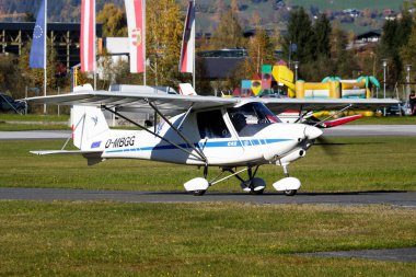 Zell am See, Avusturya - 14 Ekim 2017: Havaalanı ve havaalanında ticari uçak. Küçük ve spor uçak. Genel havacılık endüstrisi. Vip taşımacılığı. Kamu hizmetleri taşımacılığı. Uç ve uç.