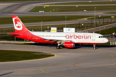 Münih, Almanya - 17 Ekim 2017: Berlin Havaalanı yolcu uçağı. Uçuş planını ayarlayın. Havacılık ve uçak. Hava ulaşımı. Küresel uluslararası ulaşım. Uç ve uç.