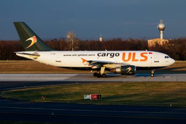 Budapeşte, Macaristan - 18 Kasım 2016: ULS kargo uçağı havaalanında. Hava nakliyesi ve nakliyesi. Havacılık ve uçak. Ulaşım endüstrisi. Küresel uluslararası ulaşım. Uç ve uç.