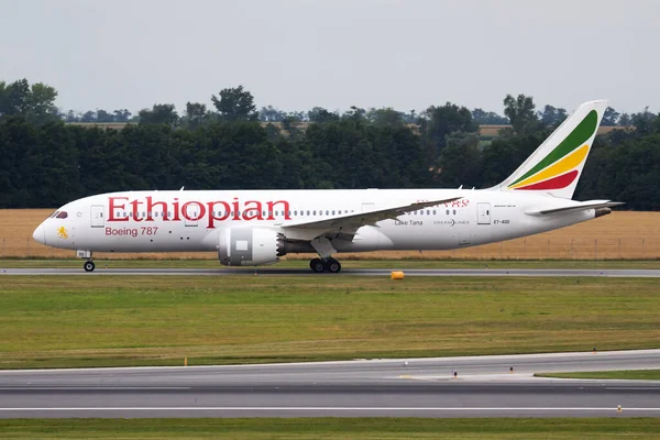 奥地利维也纳 2016年7月22日 埃塞俄比亚航空公司在机场的客机 安排航班旅行 航空和飞机 全球国际运输 飞啊飞啊 — 图库照片