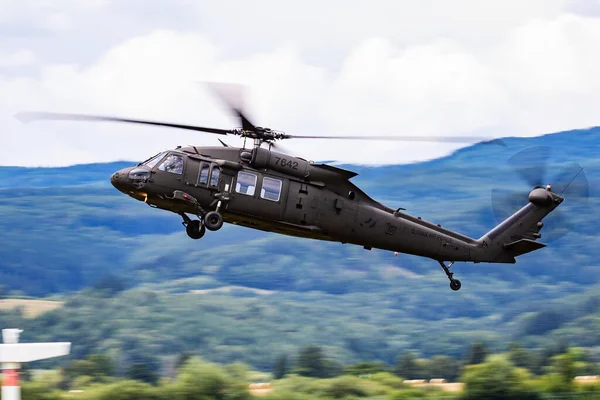 Sliac / Slovakya - 3 Ağustos 2019: Slovak Hava Kuvvetleri Sikorsky Uh-60m Black Hawk 7642 nakliye helikopteri Siaf Slovak Uluslararası Hava Festivali 2019'da sergilendi