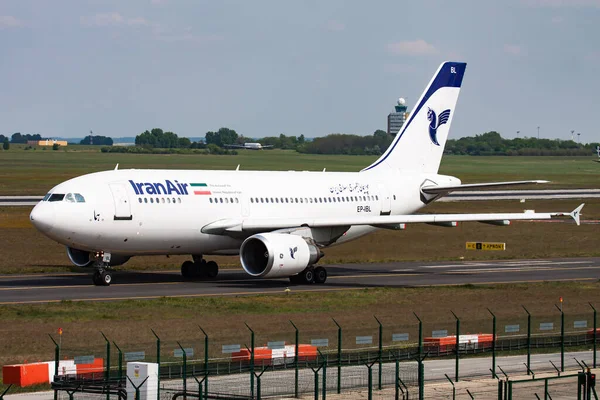 Budapest Hungary April 2015 Iran Air Passenger Plane Airport Schedule — Stock Photo, Image