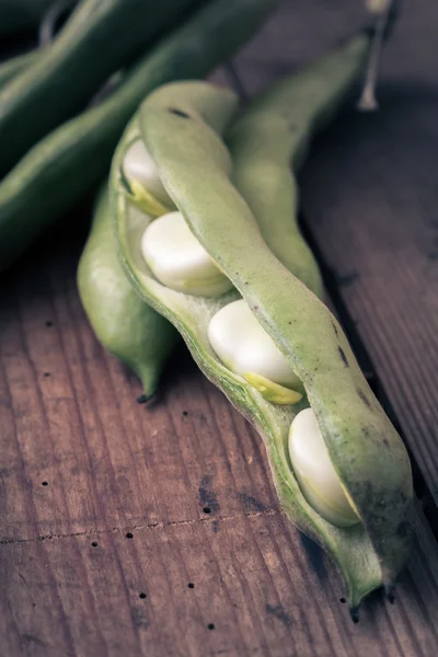 Tuinbonen op een houten tafel — Stockfoto