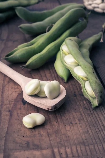 Bondbönor på ett träbord med burk, full av torra bönor — Stockfoto