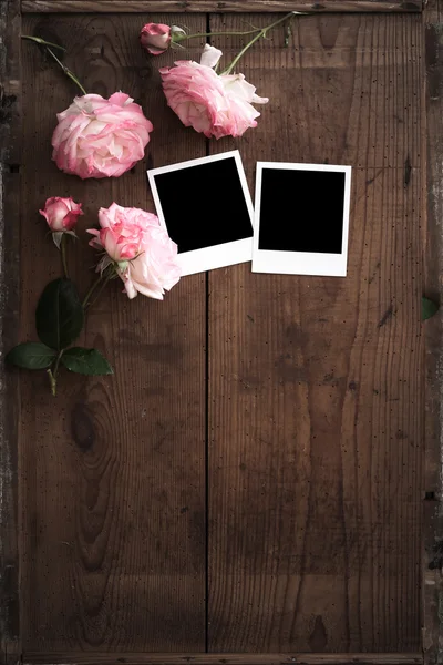 Polaroid rama drewno z różą — Zdjęcie stockowe