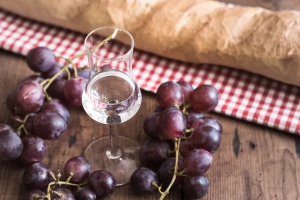 Grappa con Uva y Pan — Foto de Stock