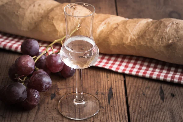 Grappa z winogron i chleb — Zdjęcie stockowe