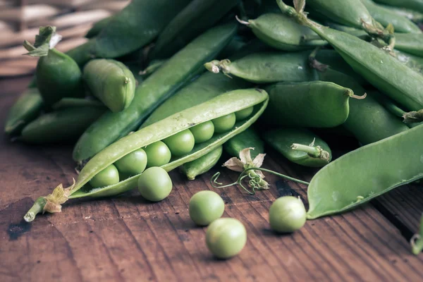 Vainas de guisante y guisante con cesta — Foto de Stock