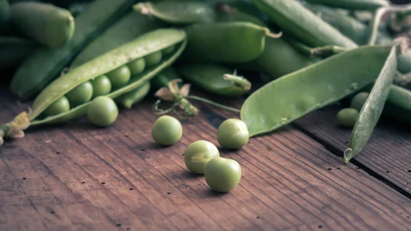 Erbsenschoten und Erbsen — Stockfoto