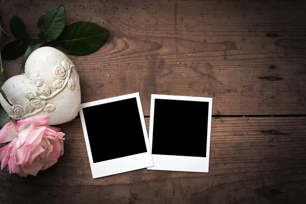 Vintage polaroid frame op hout — Stockfoto