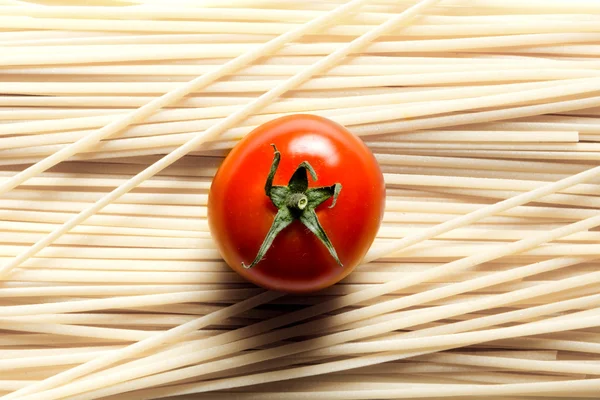 Ruwe pasta met tomaten — Stockfoto