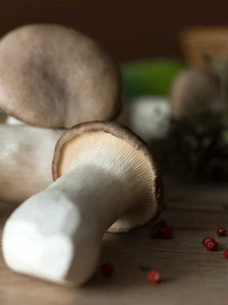 King oyster svamp på ett bord — Stockfoto